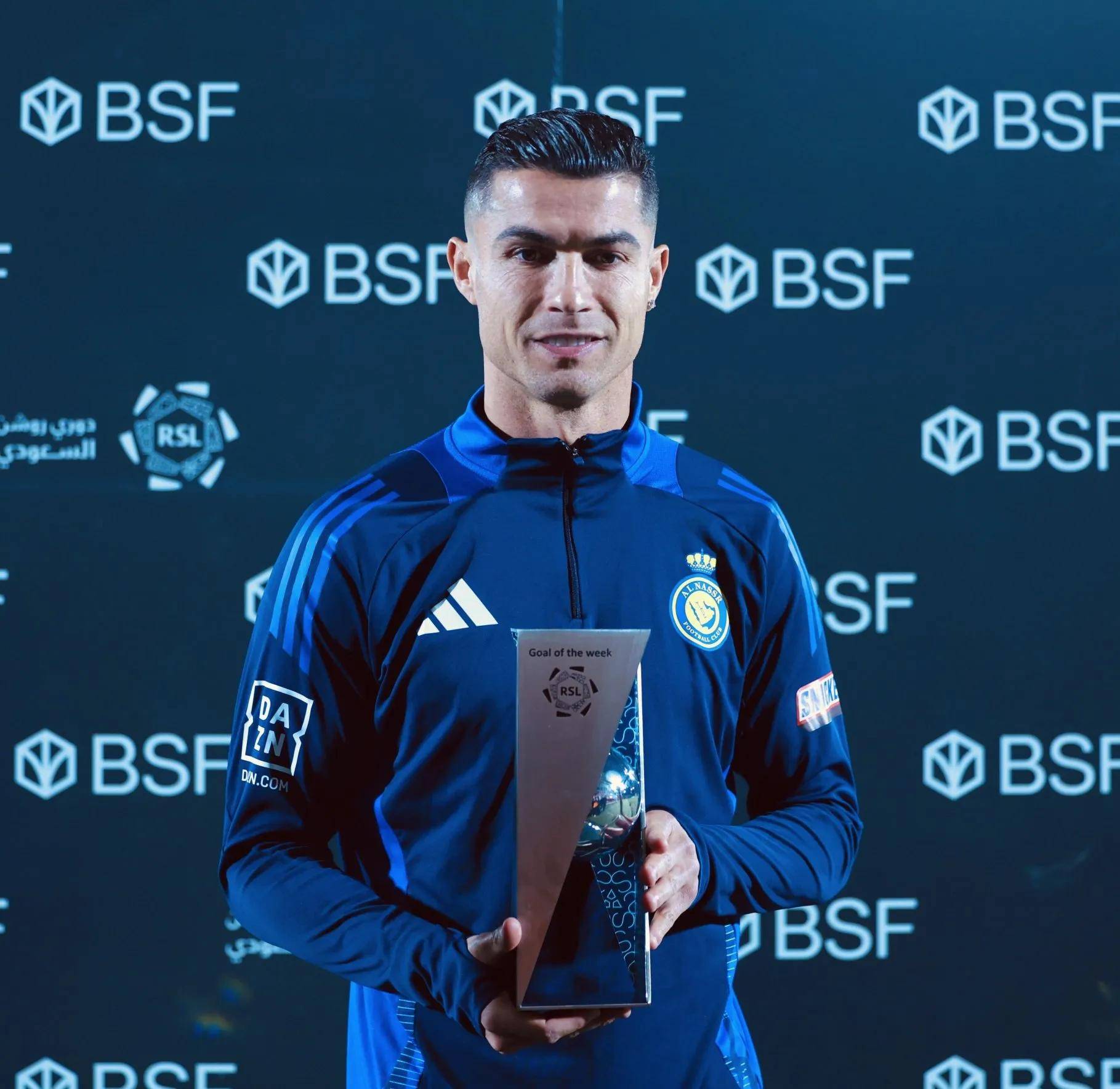 爱游戏APP-C罗官方宣布夺冠新规，湖人引发争议！赛场气氛高涨-爱游戏APP